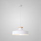 Lampe suspendue moderne installée au-dessus d'une table