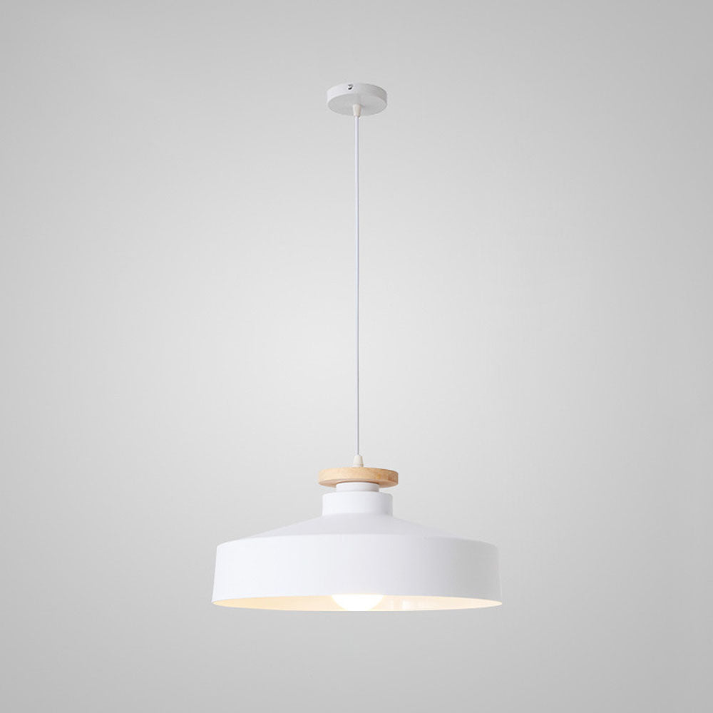 Lampe suspendue moderne installée au-dessus d'une table