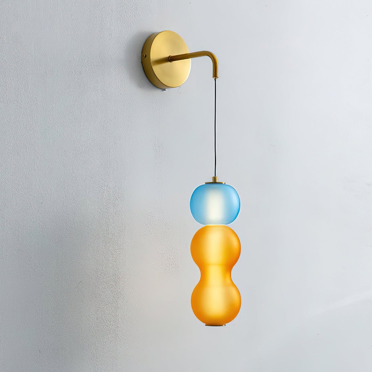 Vue rapprochée du design en verre multicolore de l'applique