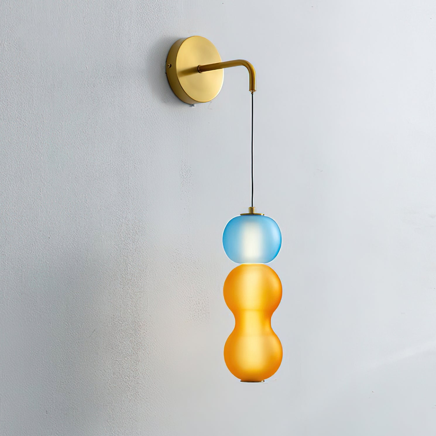 Vue rapprochée du design en verre multicolore de l'applique