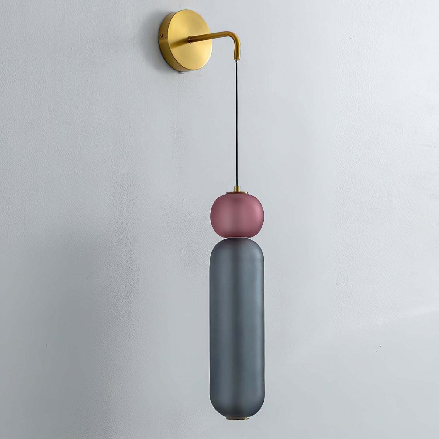 Applique murale illuminant un couloir avec ses couleurs vives
