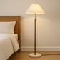 Lampe sur pied en bois avec abat-jour blanc
