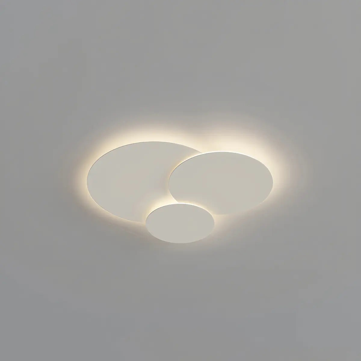 Lampe de plafond montrant sa résistance à l'humidité