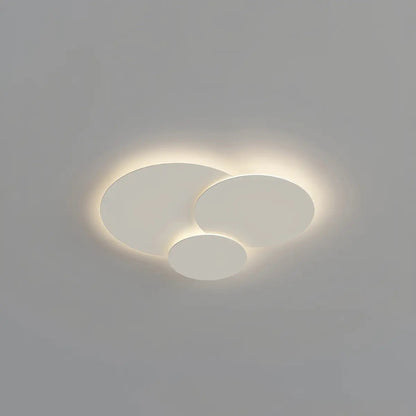 Lampe de plafond montrant sa résistance à l'humidité