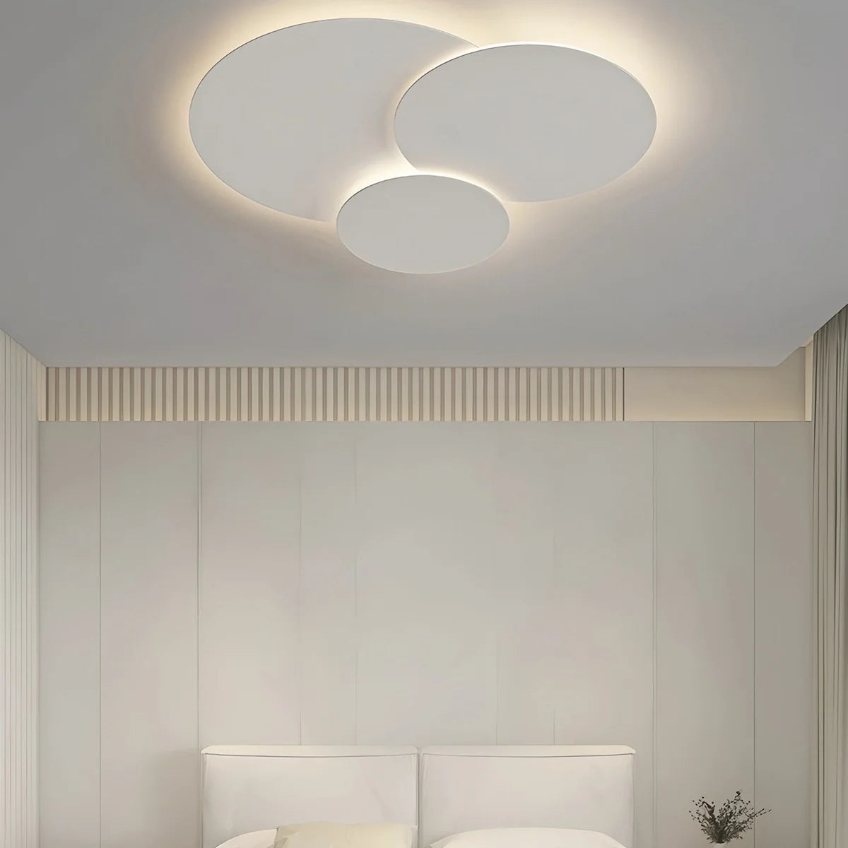 Vue latérale de la lampe installée au plafond