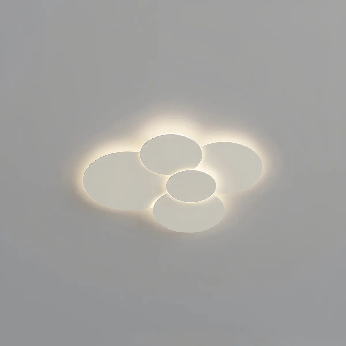 Télécommande en main ajustant l'intensité lumineuse