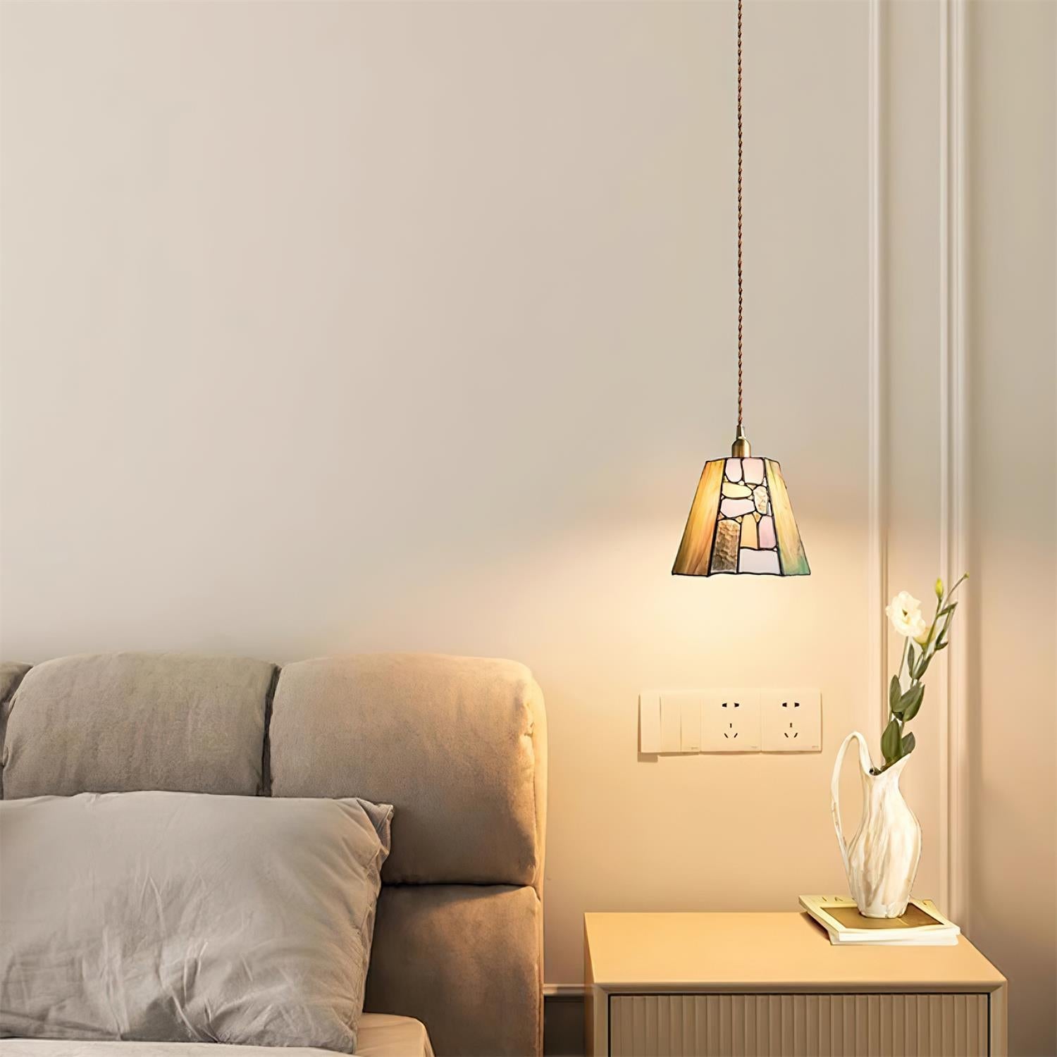 Vue de dessous de la lampe en verre coloré