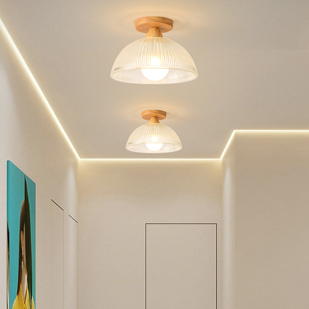 Lampe de plafond moderne dans un couloir