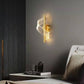 Applique moderne éclairant un mur sombre