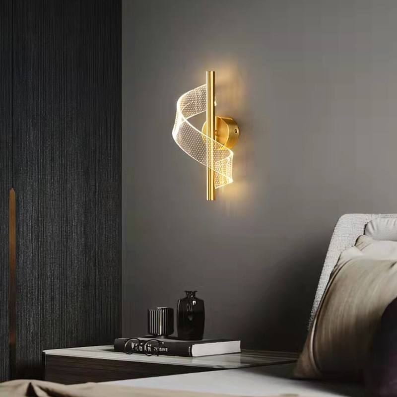 Applique moderne éclairant un mur sombre