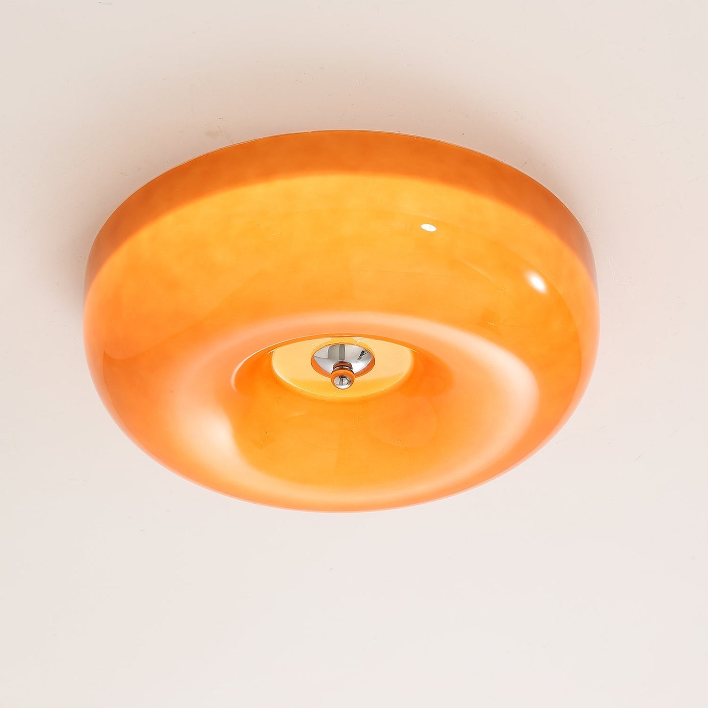 Vue rapprochée de la finition métallique élégante de la lampe