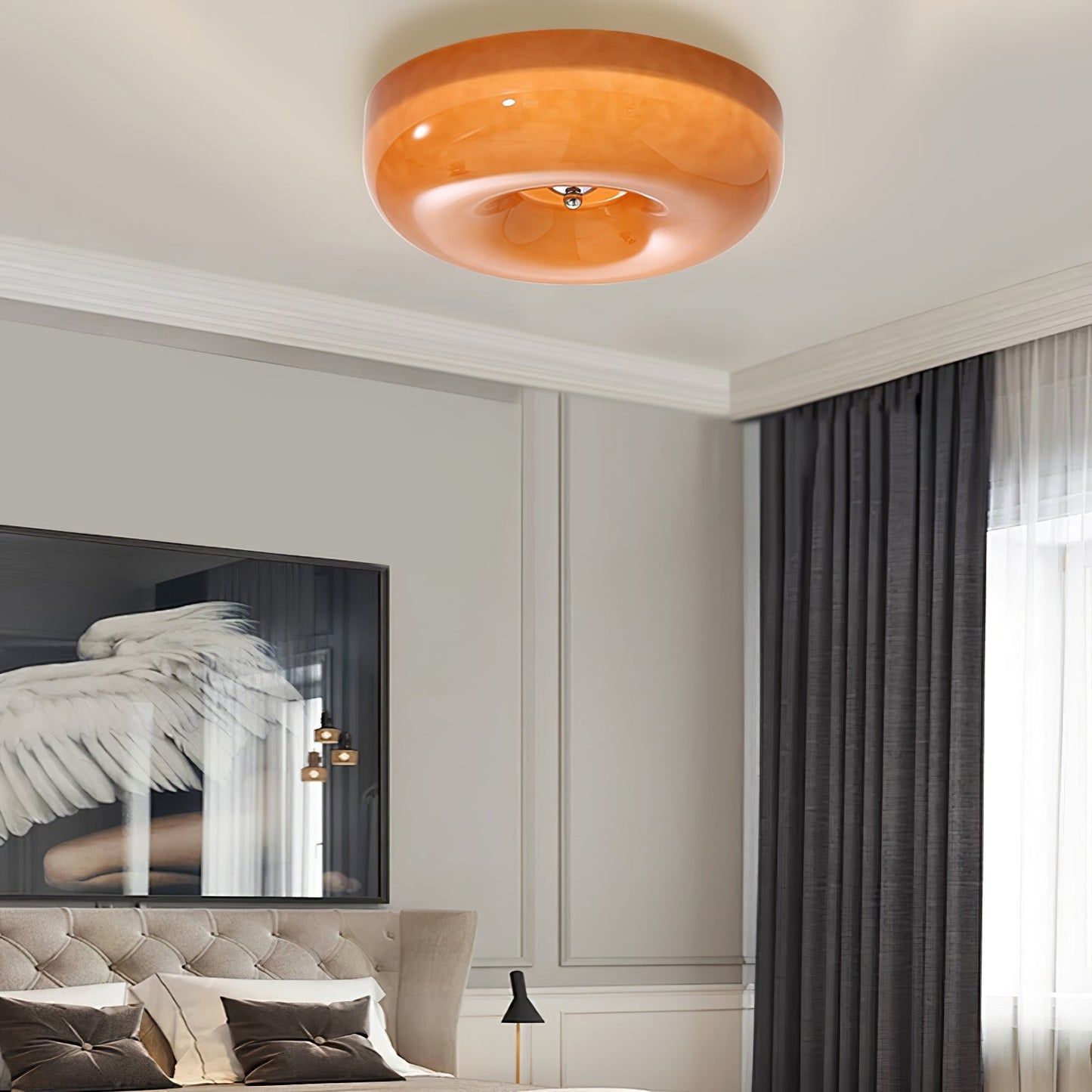 Lampe de plafond moderne éclairant un espace chaleureux