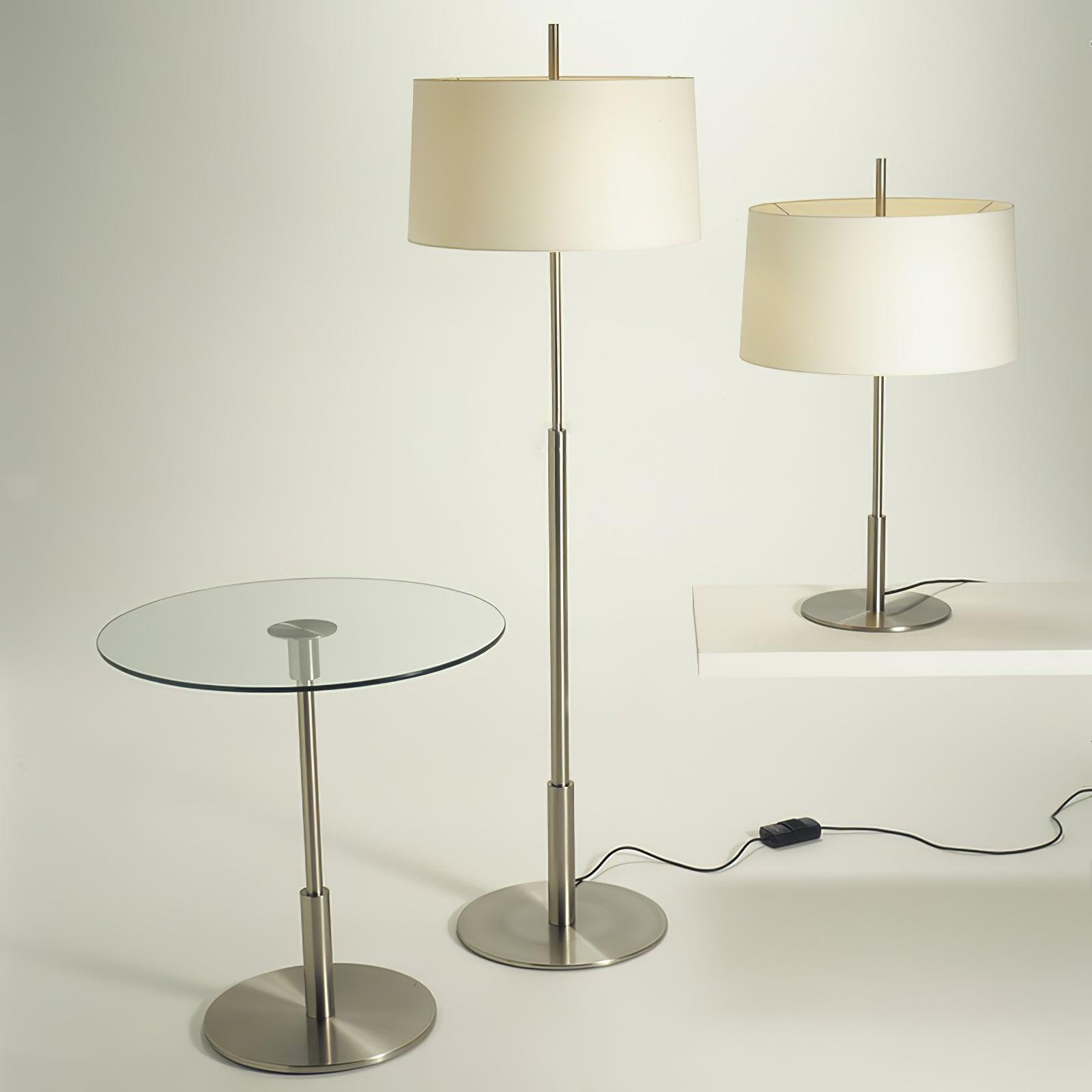 Détail de l'abat-jour en tissu blanc sur la lampe de sol