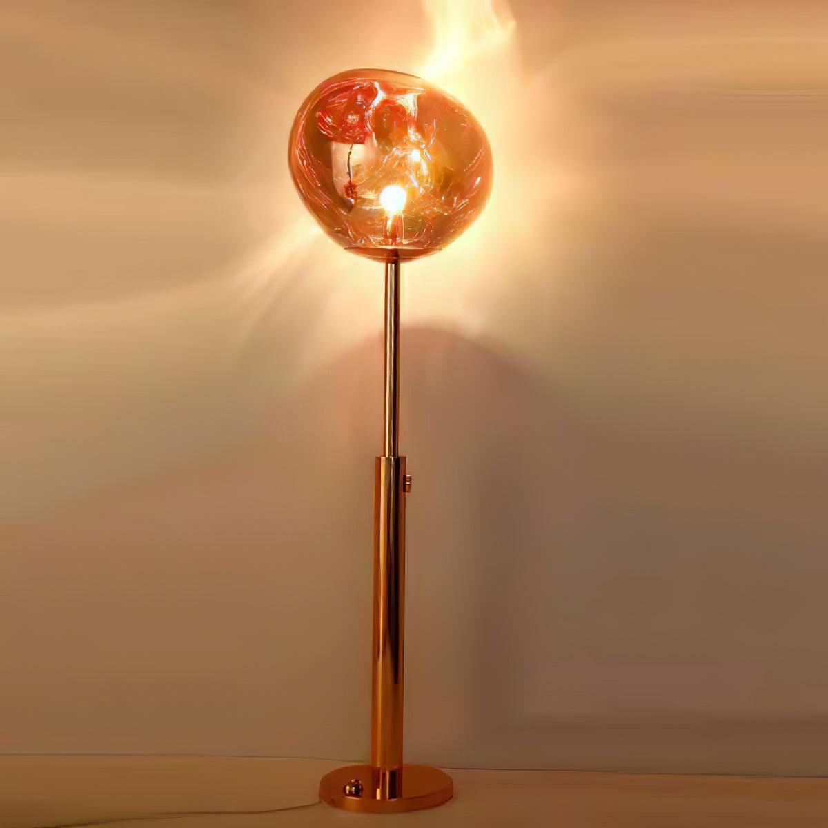 Lampe de sol dans un salon contemporain, éclairage doux