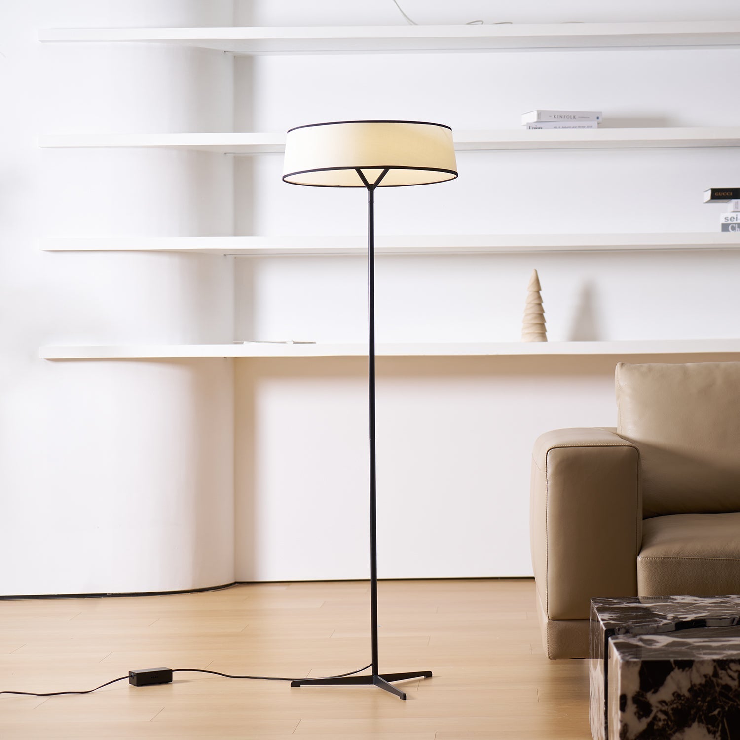 Lampe dans un salon, ambiance chaleureuse