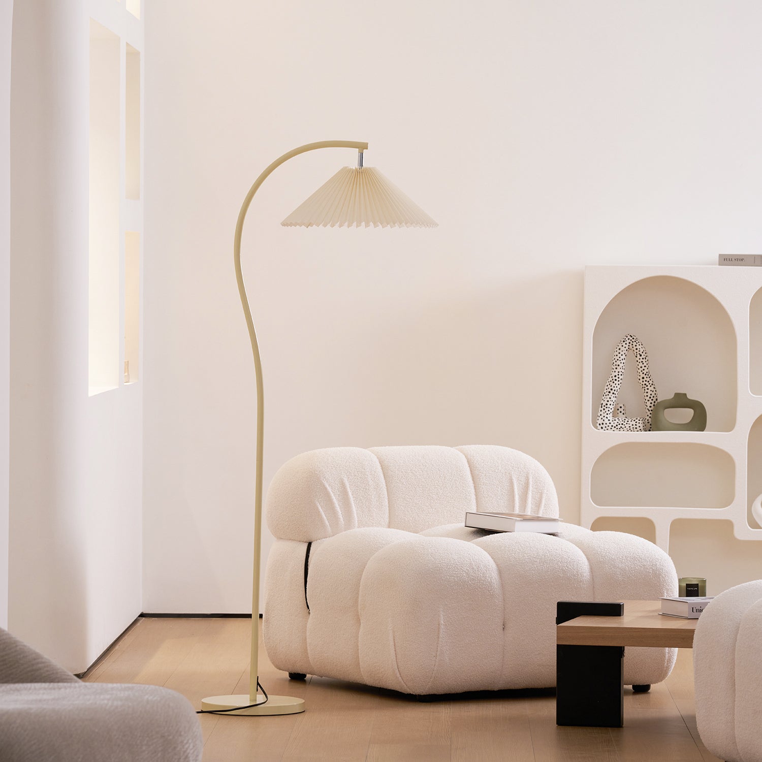 Lampe de sol dans un intérieur scandinave