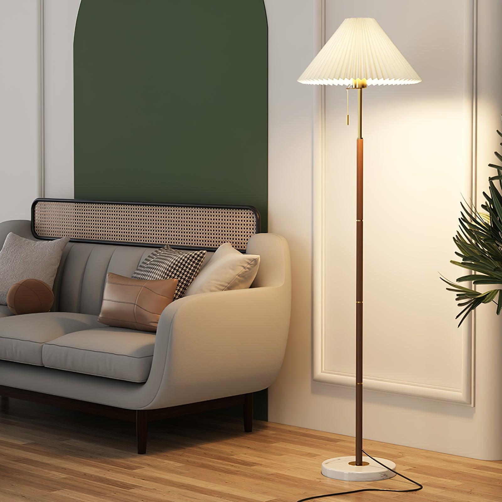 Lampe de sol dans un coin lecture avec fauteuil