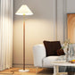 Lampe de sol rétro éclairant un espace détente