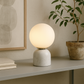Lampe LED scandinave sur table en marbre et verre