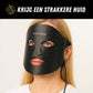 Gros plan sur le masque LED rouge montrant les détails en silicone