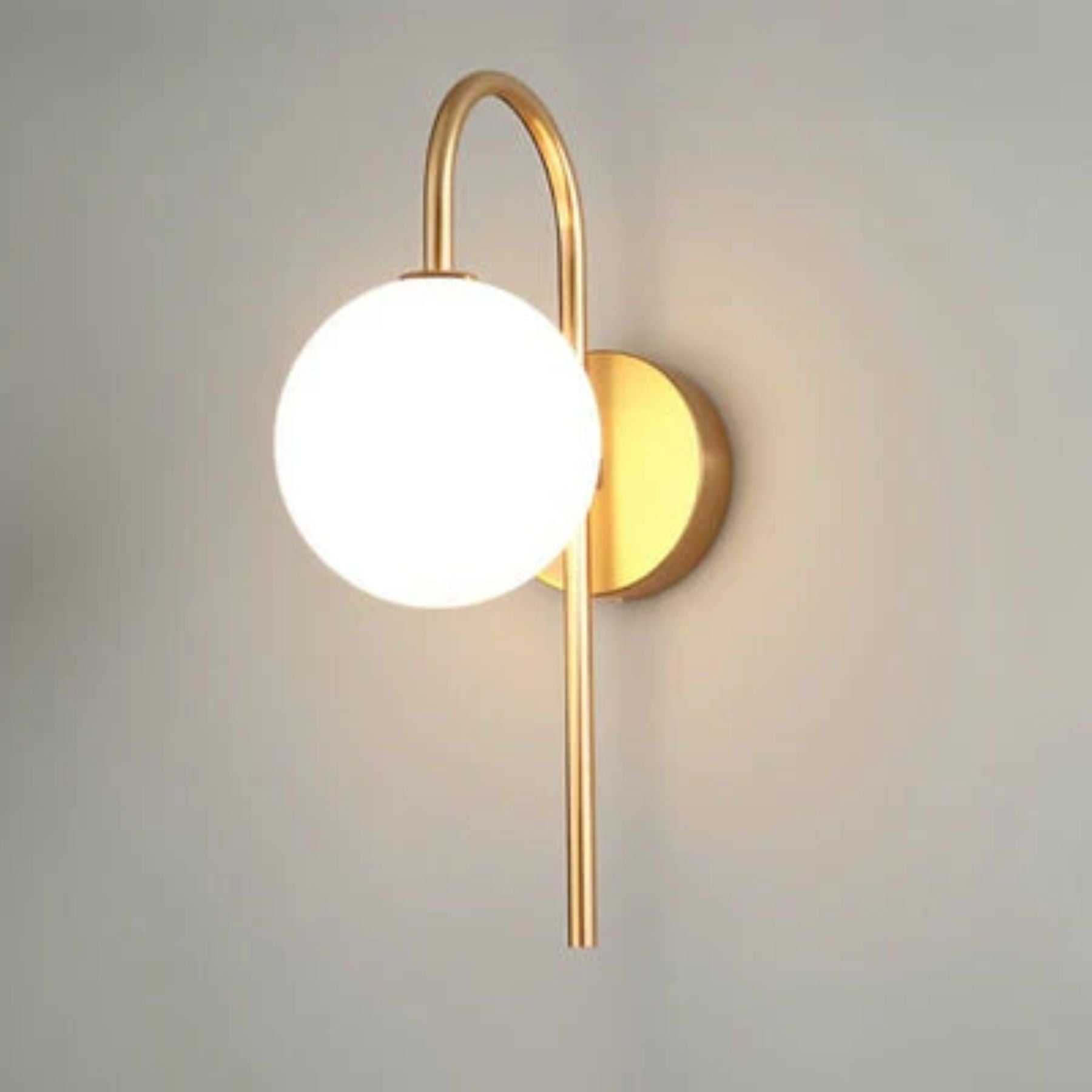 Lampe murale avec abat-jour en verre, style épuré