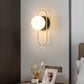 Lampe murale installée sur un mur blanc, design moderne