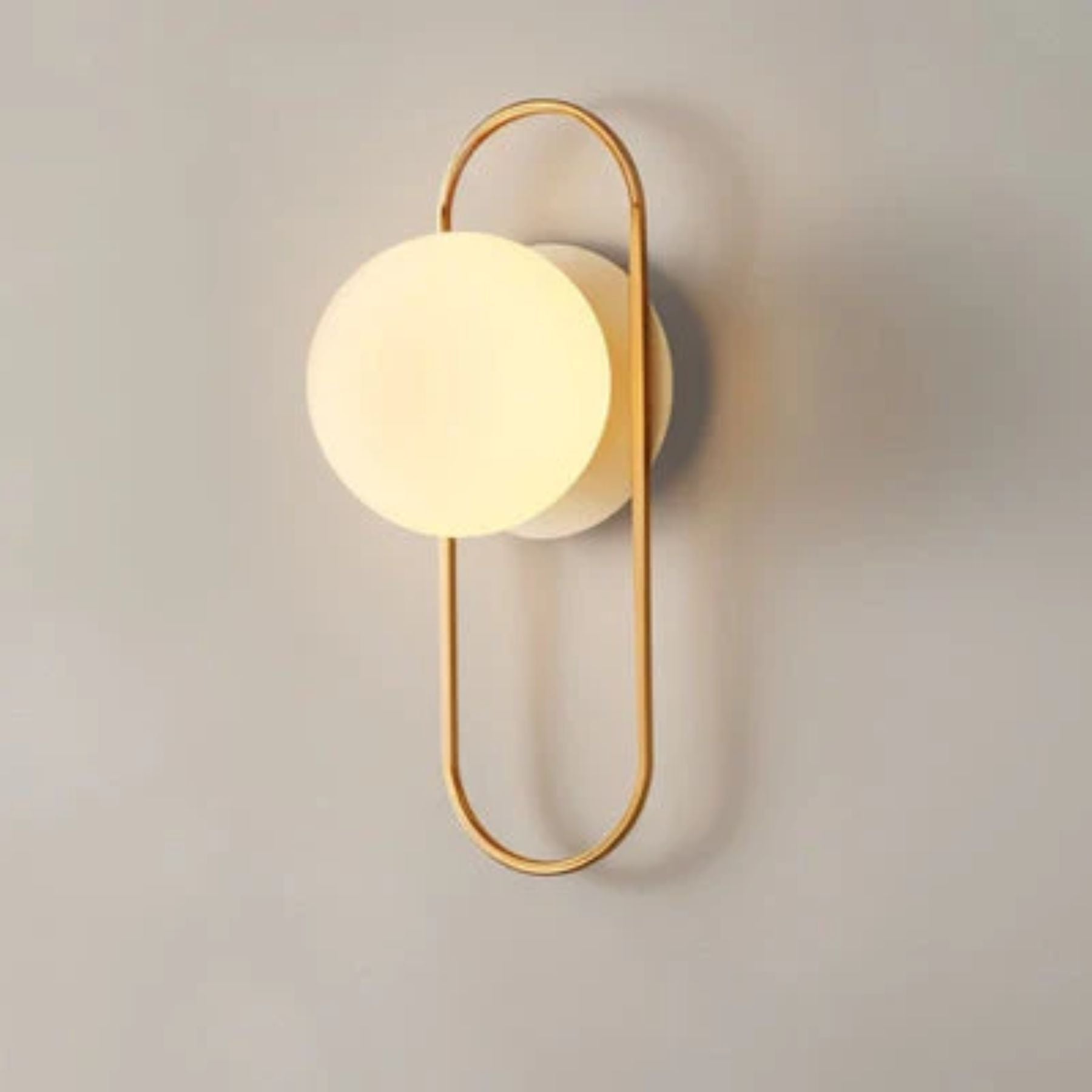Détail du cadre en métal doré et abat-jour en verre