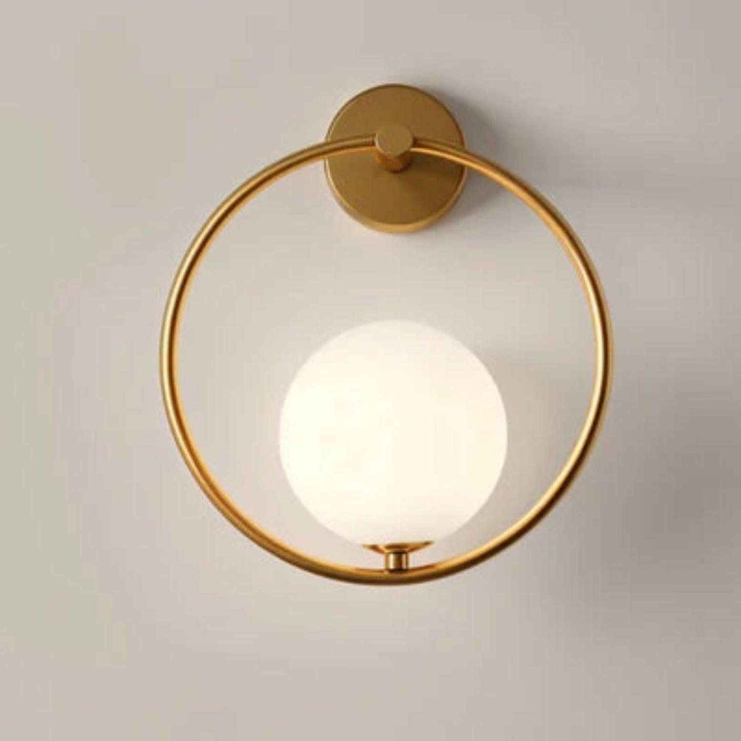 Lampe murale allumée, éclairage chaleureux diffusé