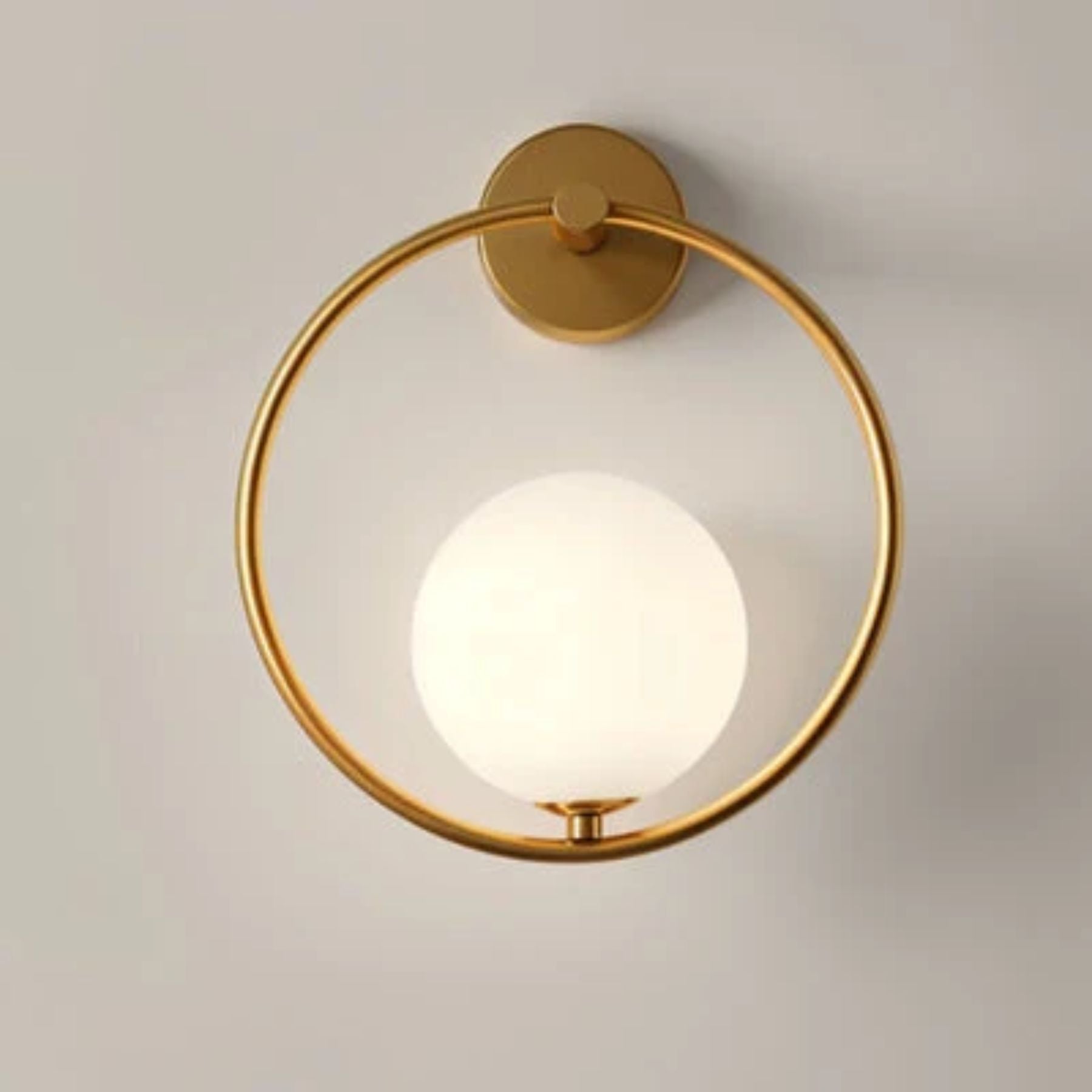 Lampe murale allumée, éclairage chaleureux diffusé