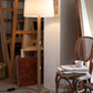 Détail de l'abat-jour en tissu blanc sur la lampe