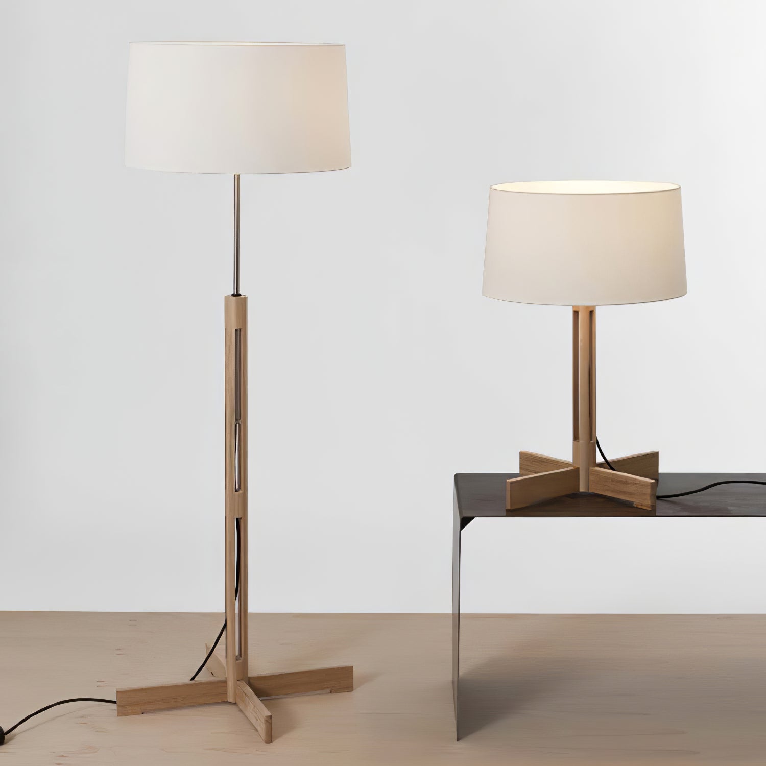 Lampe de sol à côté d'un fauteuil dans un coin lecture