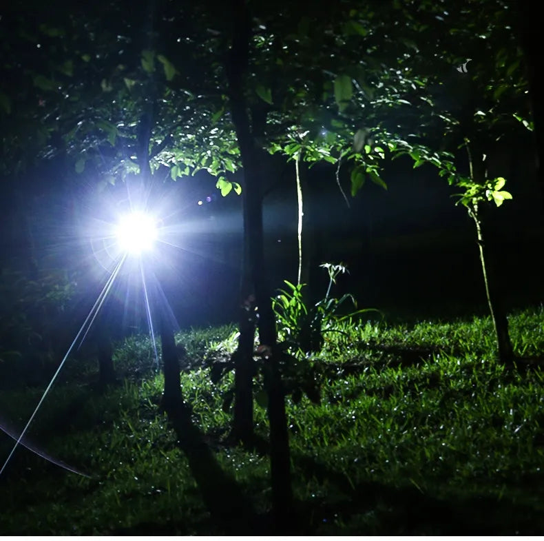 Lampe frontale allumée dans l'obscurité, éclairant un chemin