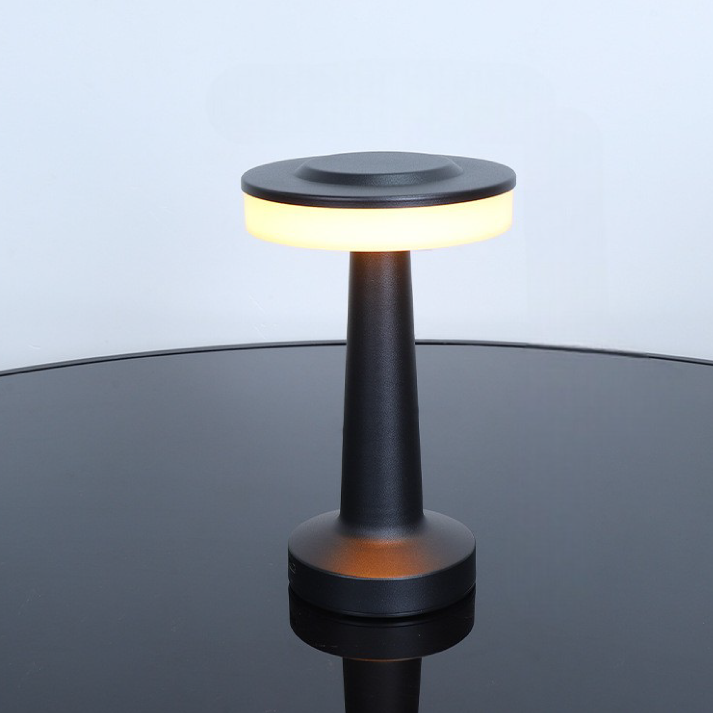 Vue de profil de la lampe montrant sa silhouette minimaliste