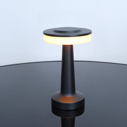 Vue de profil de la lampe montrant sa silhouette minimaliste