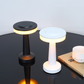 Lampe moderne avec câble USB visible pour chargement