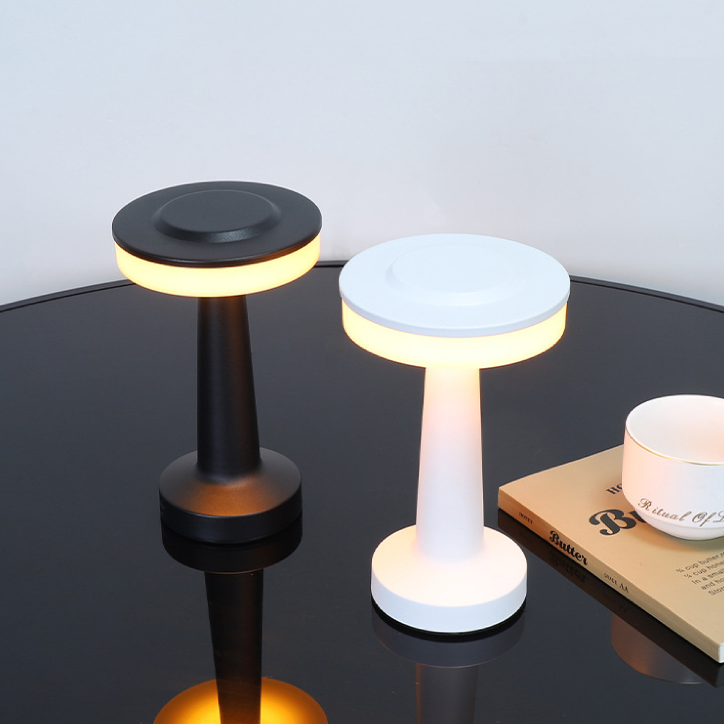 Lampe moderne avec câble USB visible pour chargement
