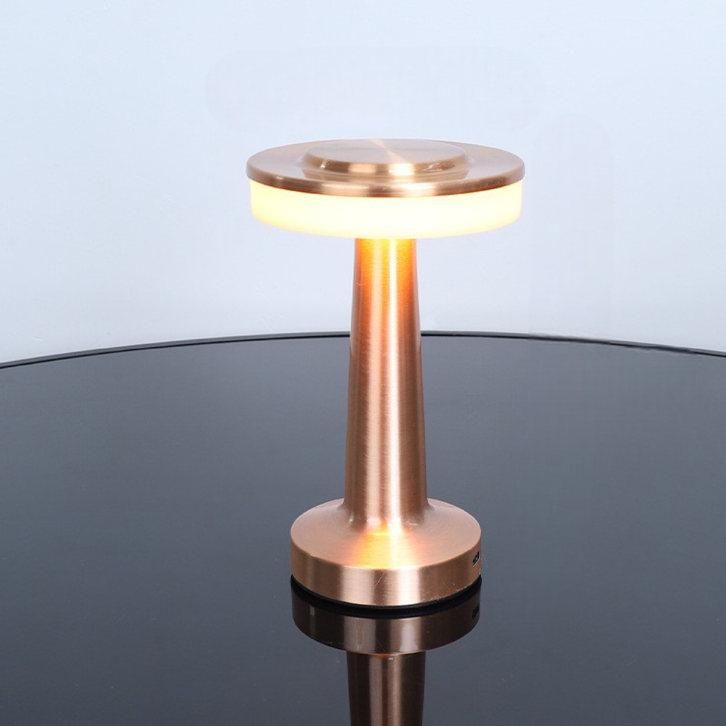 Lampe compacte en métal sur fond neutre