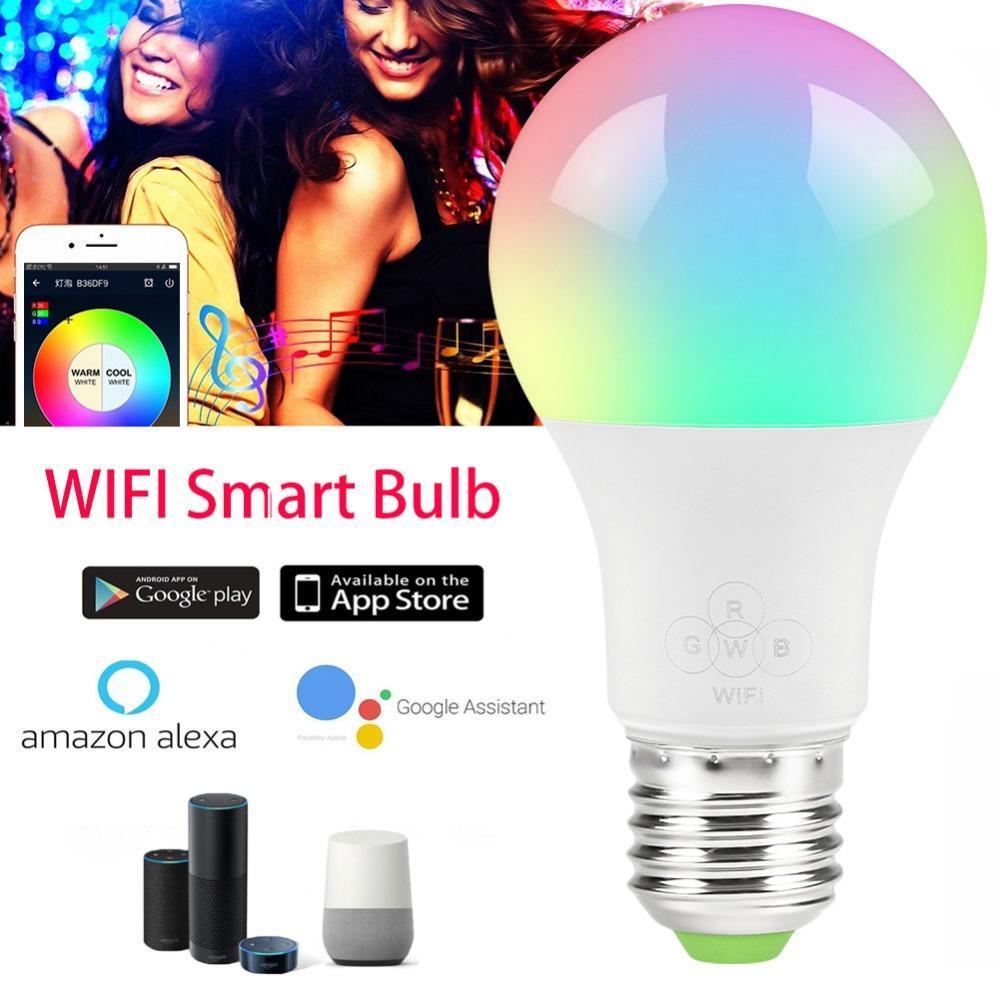 Ampoule LED intelligente sur fond blanc, vue de face