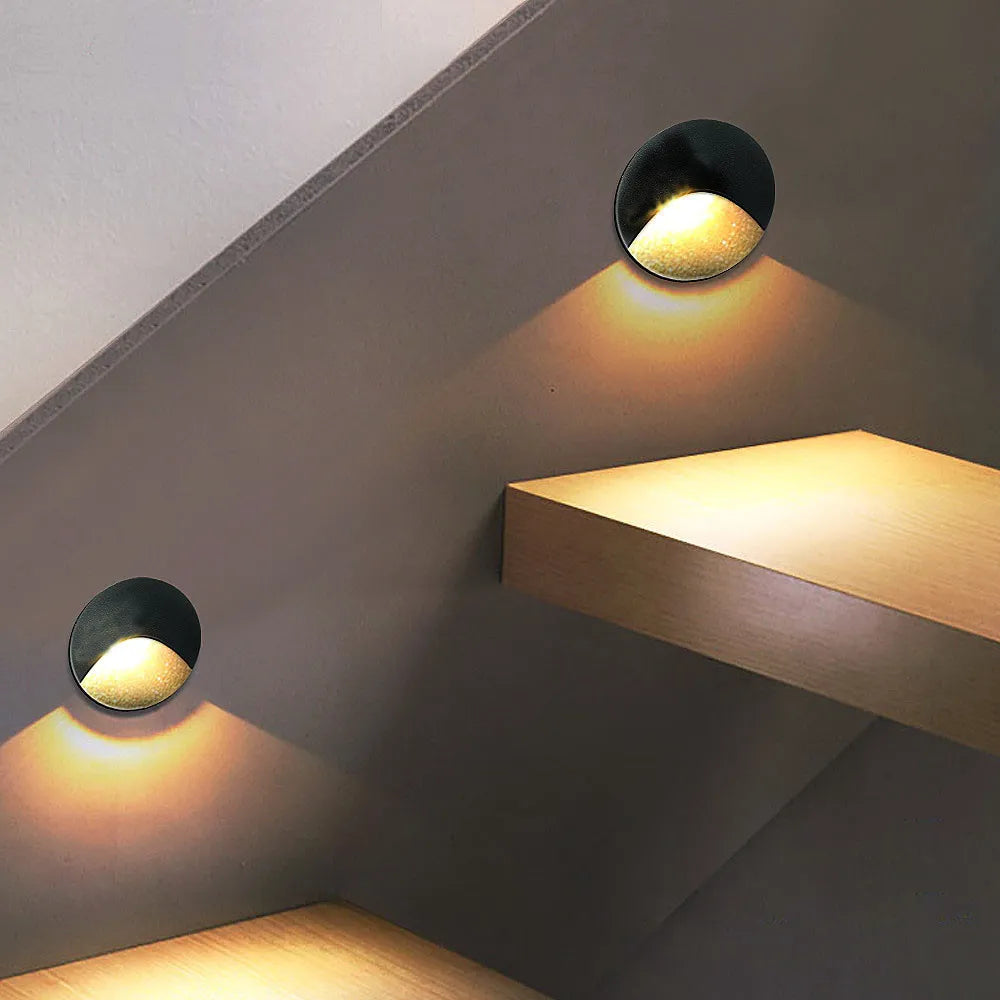 Applique murale LED installée sur un balcon moderne