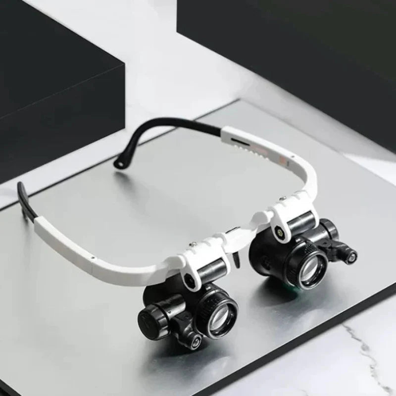 Loupe LED posée sur une table, montrant options de grossissement