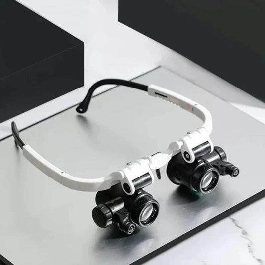 Loupe LED posée sur une table, montrant options de grossissement