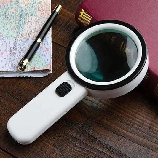 Loupe LED 30X en utilisation, éclairant un texte imprimé