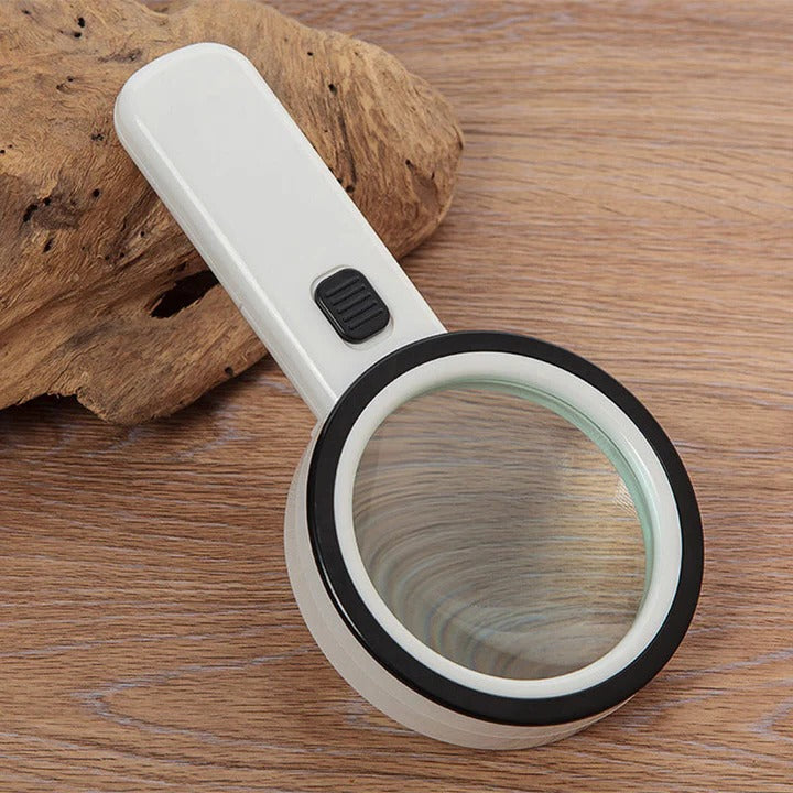 Loupe LED allumée, montrant l'éclairage intégré en action