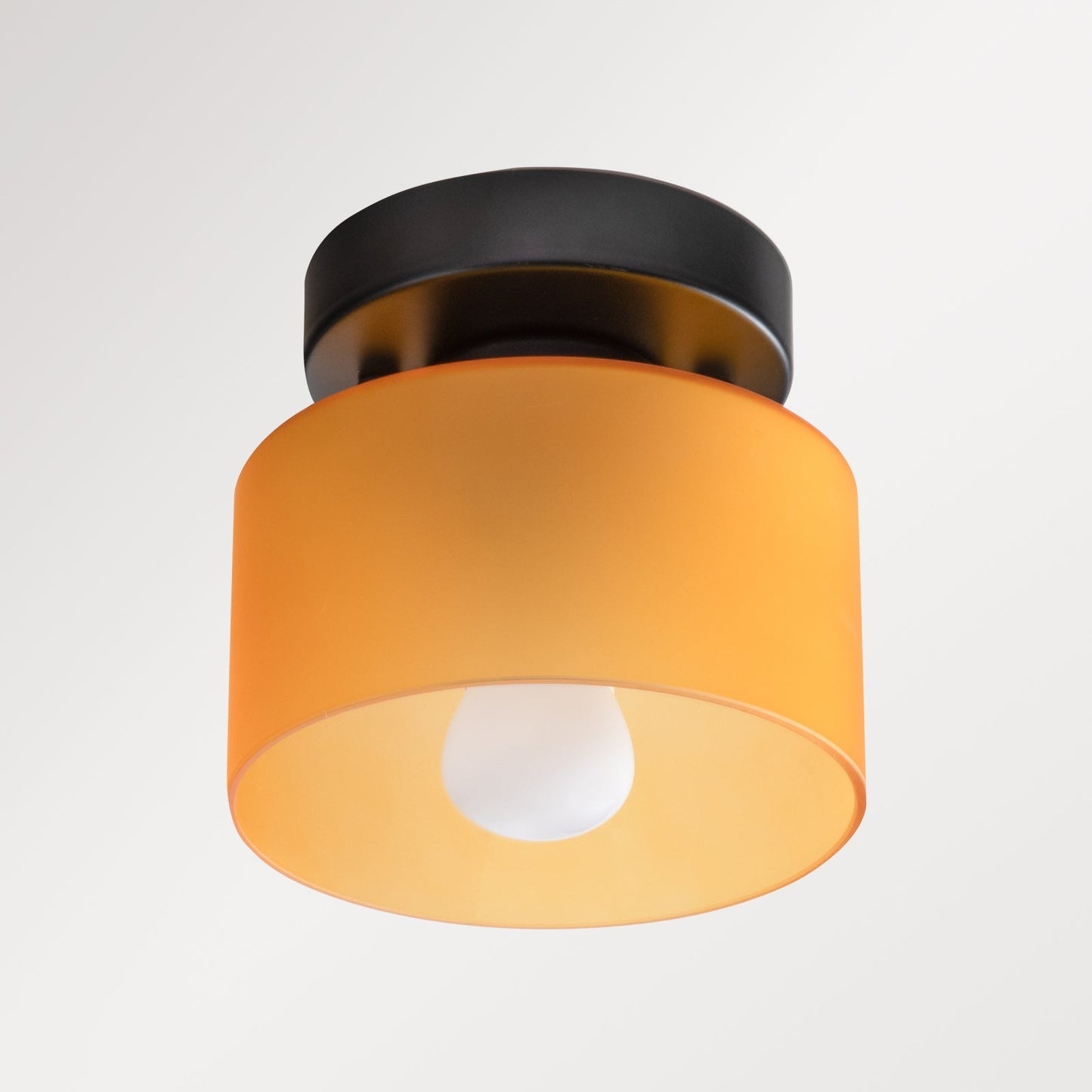 Lampe de plafond installée dans un couloir élégant