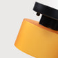 Lampe allumée, diffusant une lumière douce et chaleureuse