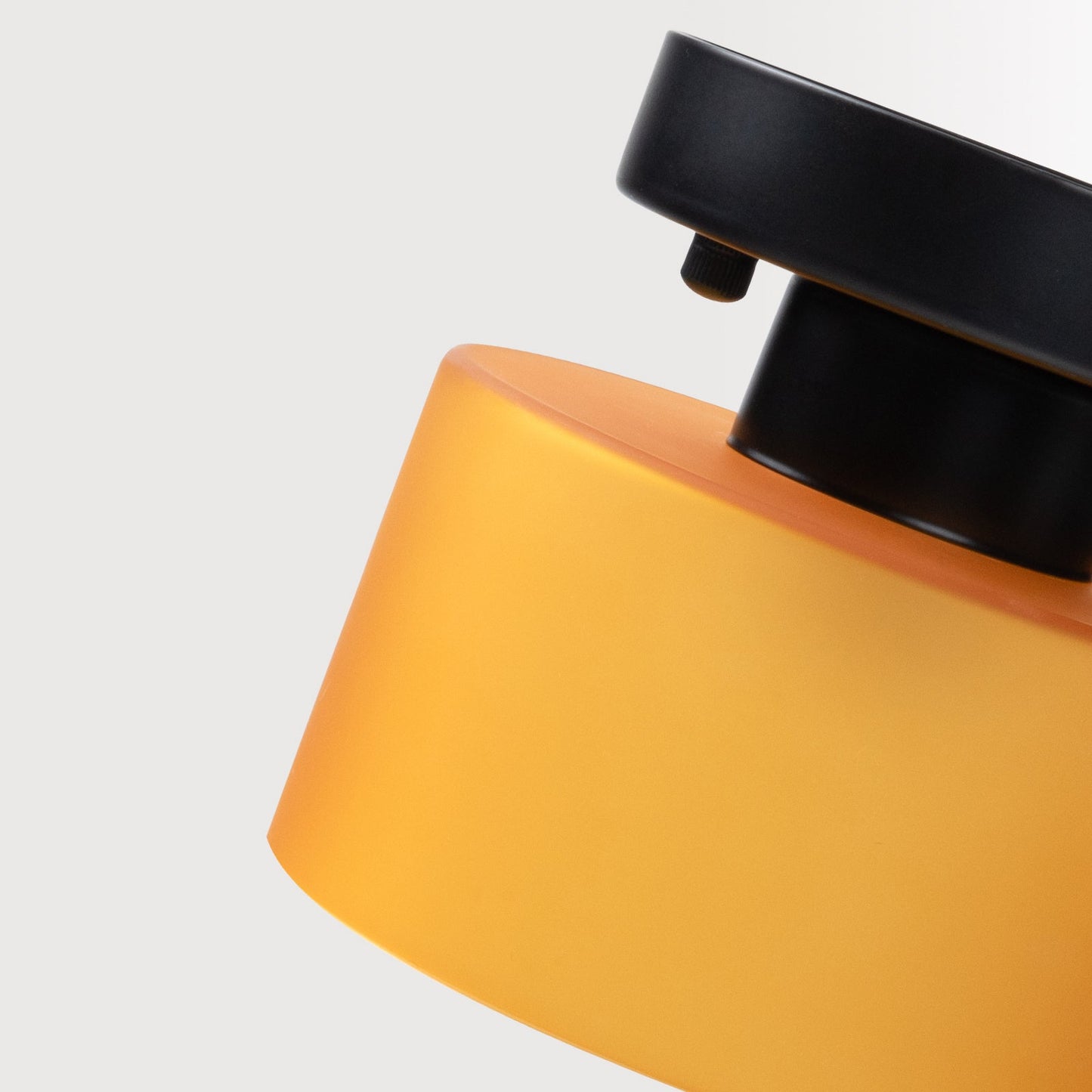 Lampe allumée, diffusant une lumière douce et chaleureuse