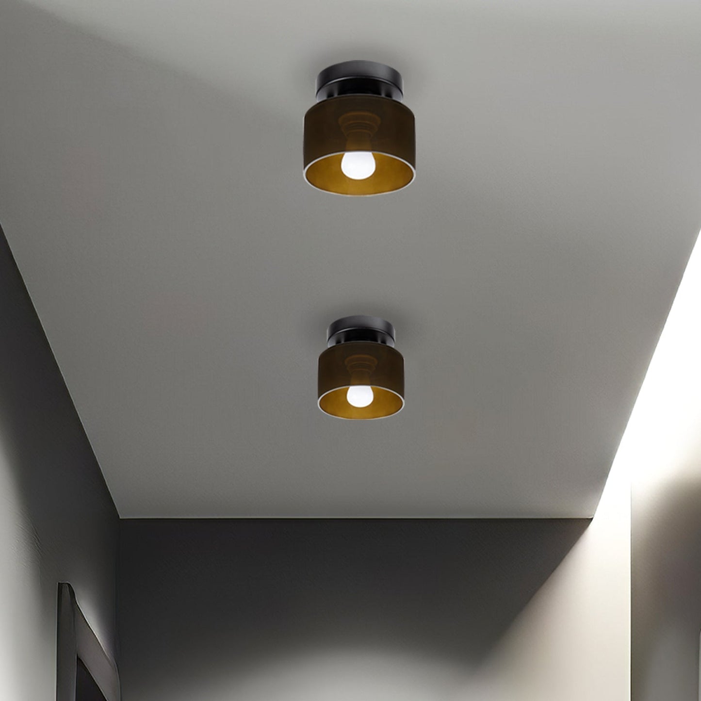 Vue latérale de la lampe rétro en verre et métal