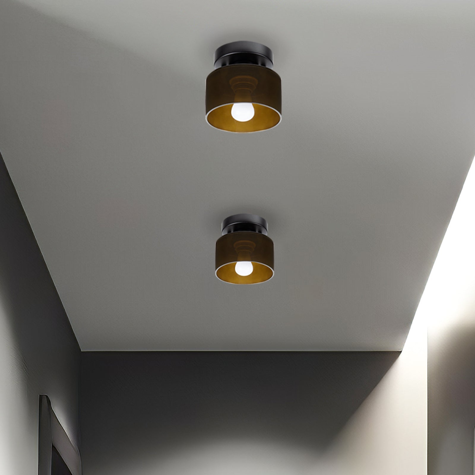 Vue latérale de la lampe rétro en verre et métal
