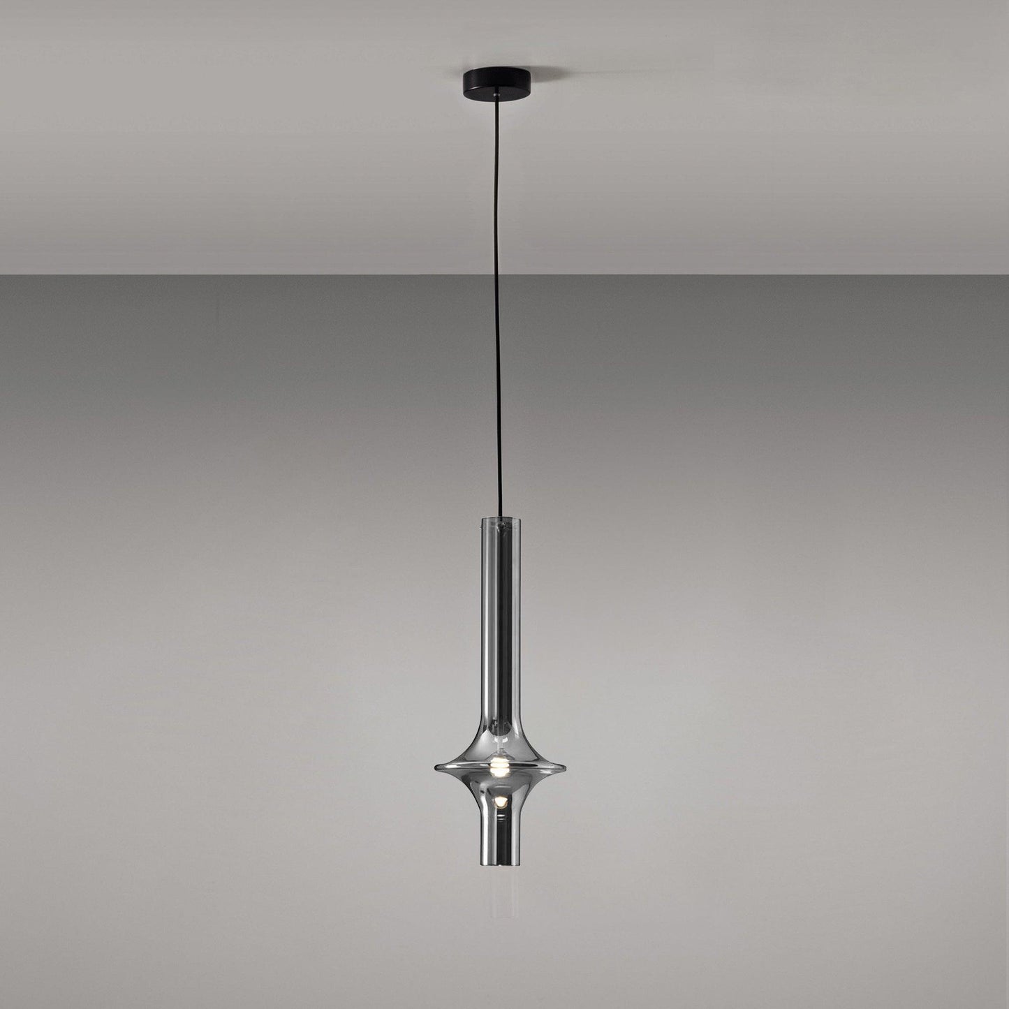 Vue d'ensemble de la lampe suspendue moderne dans un salon