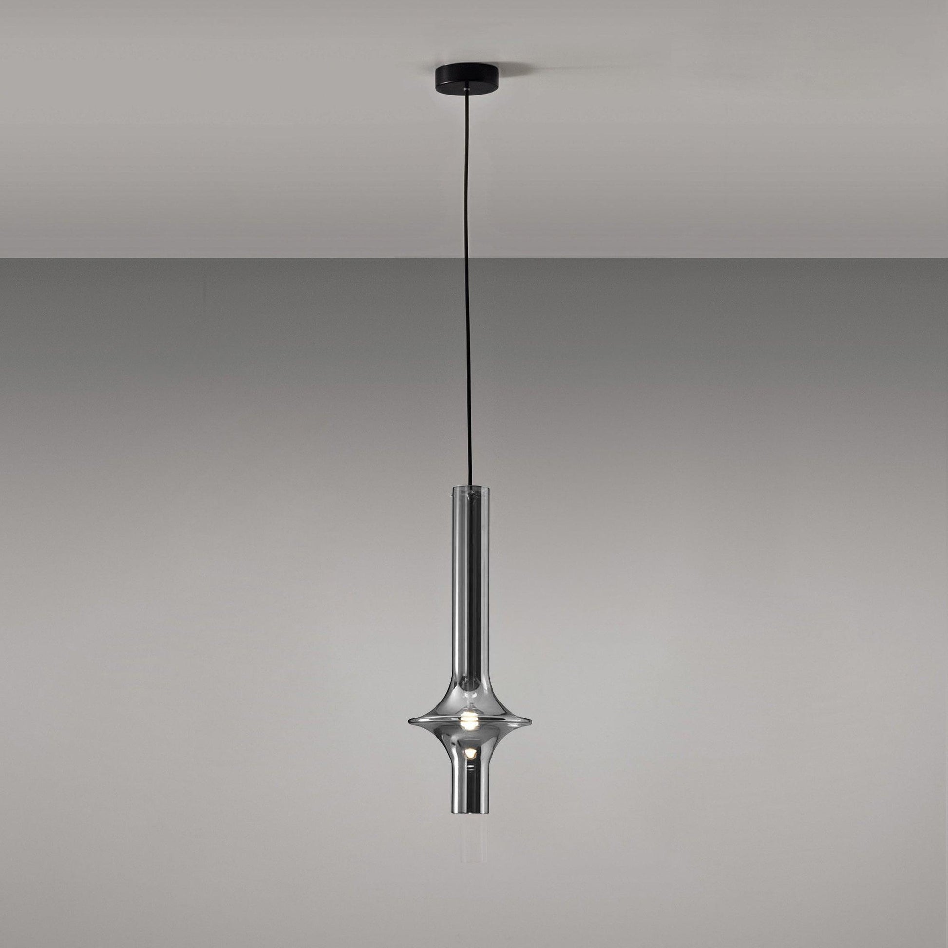 Vue d'ensemble de la lampe suspendue moderne dans un salon